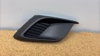 Права решітка бампера заглушка mazda 3 3 13-19 рік оригінал  2g/gr306 фото №1