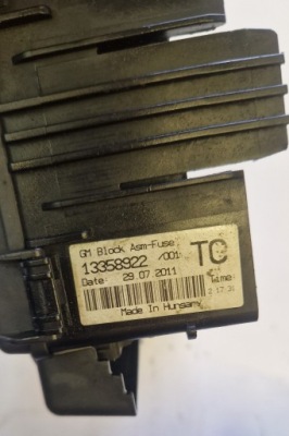 Клемма плюсовая с предохранители оригинальный номер 13358922 tc opel insignia a фото №1