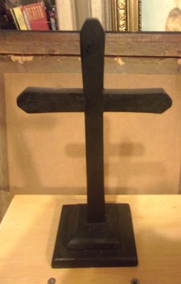 Stary drewniany krzyż na podstawie - 31 cm wysokości