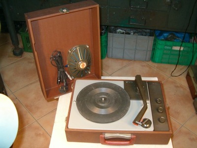 WG-550 gramofon ze wzmacniaczem Unitra Fonica brązowy