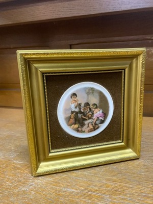 Obrazek złota rama z porcelanową scenka dzieci grające żebracy Vintage