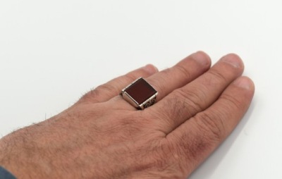 SREBRNY AŻUROWY SYGNET Z KARNEOLEM