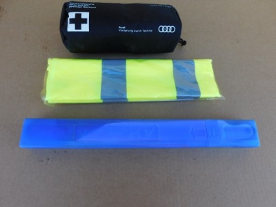 Audi q4 e-tron аптечка трикутник жилет оригінал фото №1