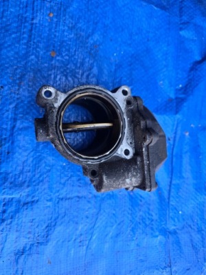 Дросельна заслінка vw crafter 2.5 tdi 06-11 076128063a фото №1