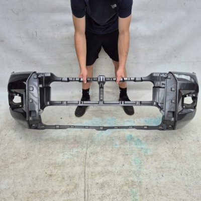 Toyota hilux viii 8 lift invincible 20- бампер перед передний pdc фото №1