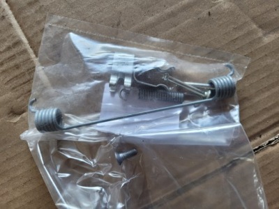 Audi q4 e-tron rear brake shoes hardware kit 1ea698545 фото №1