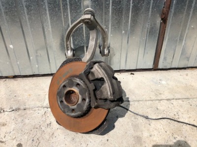 Поворотний кулак ліва c200 2.0 cgi mercedes w205 фото №1