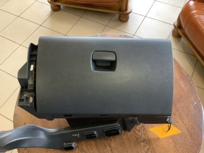 Бардачок полиця renault trafic iii 681084578r фото №1