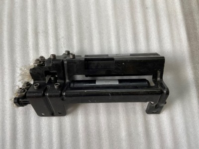 Центральний клапан підвіска rs4 b8 8k0616813b фото №1