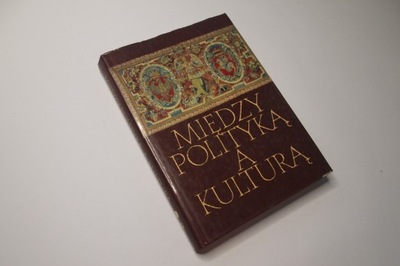 Między polityką a kulturą red. Cezarego Kukli