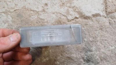 Kia stonic лампа освещение номерного знака 92501-2g000 фото №1