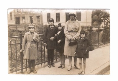 STARA FOTOGRAFIA - ZDJĘCIE RODZINNE NA MIEŚCIE, GRUDZIĄDZ 1930