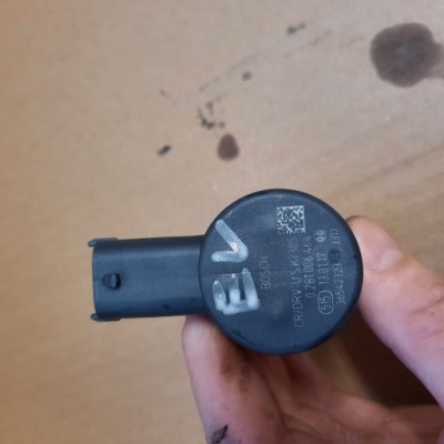 Range rover evoque 2.0d датчик давления топлива 0281006464 фото №1