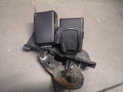 Пряжка защёлки поперечина задняя audi a6 c6 4f0857739d фото №1