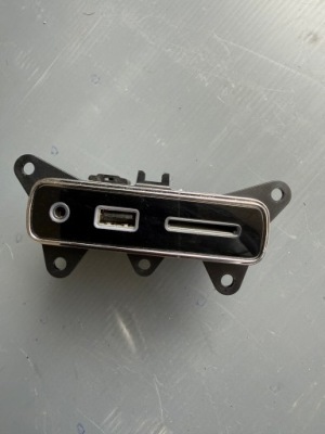 Port usb разъём jeep grand cherokee wk2 рестайлинг  68141322aa фото №1