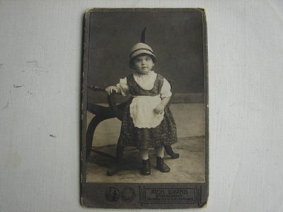 foto.R. Brand - stare zdjęcie kartonikowe / dziewczynka ,sukienka,kapelusik
