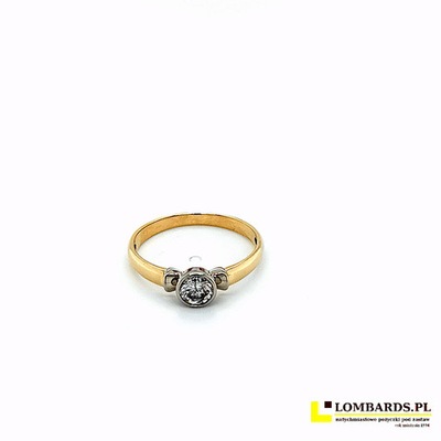 Złoty pierścień z pieknym kamieniem na zaręczyny
