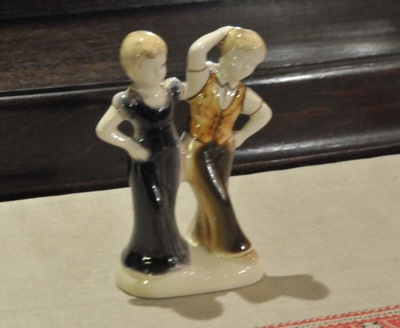 Steatyt figurka pary z lat 60 - chłopak w szwedach