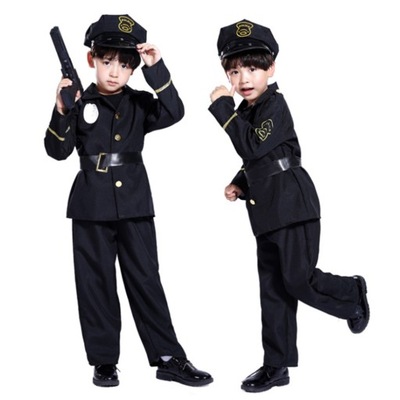 Odgrywanie ról w kostiumie munduru policyjnego na Halloween