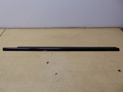 Молдинг ущільнювач правий перед mercedes glk a2047253665 фото №1