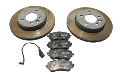 Vw volkswagen crafter ii комплект гальмівні колодки i гальмівні диски tył+czujnik фото №1