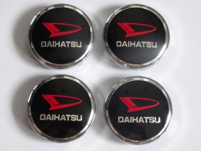 4X DANGTELIAI DANGČIAI EMBLEMOS : RARLANKIŲ DAIHATSU 60 MM JUODAI RAUDONOS 