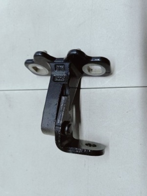 Tesla model y my 20- петля дверь левый задний  верхний 1626077-00-c фото №1