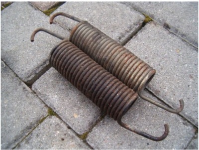 Пружина кришки mercedes w 115, w 114 фото №1