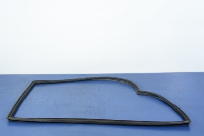 Bmw 5 e12 прокладка скло задній фото №1