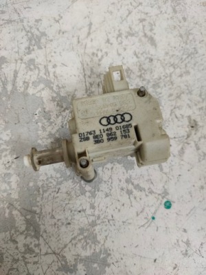 Привід кришка заливної audi a4 b6 8e0862153 фото №1