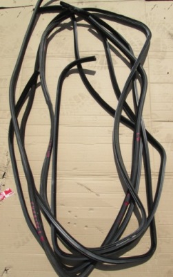 Dodge charger 14r прокладка кришки багажника задня фото №1