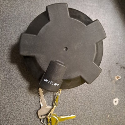 Кришка бака пального f80 volvo ключ з бік фото №1