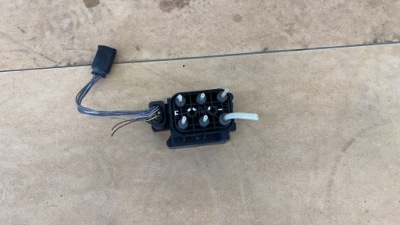 Розподільник airmatic mercedes cl w216 e w212 cls w218 s w221 2123200358 фото №1