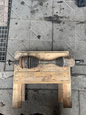 Приводной вал левая передняя перед mitsubishi pajero 4 iv 3.2did 07r- механическая коробка передач фото №1