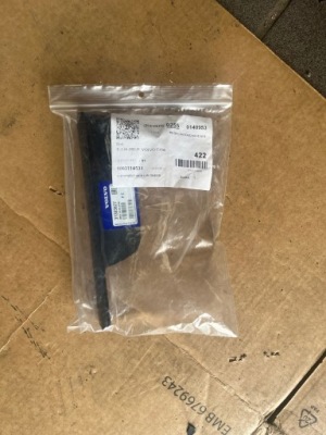 Volvo xc90 кронштейн підкрилок фото №1