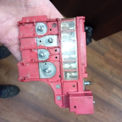 Предохранители клеммы плюсовой аккумулятор оригинал mazda 6 gmm1-67-s99 фото №1