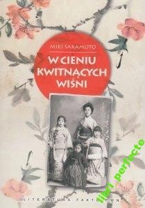 W cieniu kwitnących wiśni Miki Sakamoto PWN