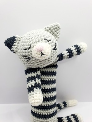 Kot kotek wykonany na szydełku rękodzieło amigurumi przytulanka