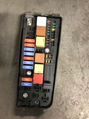 Коробка запобіжників opel 13172979 фото №1