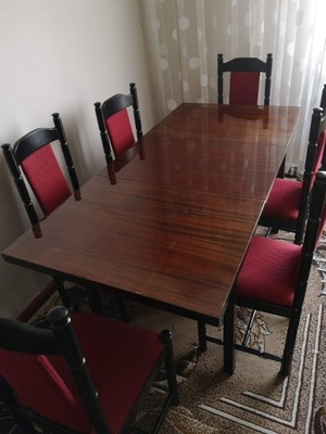 Stół z sześcioma krzesłami