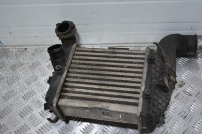 Audi a4 b7 2.5 tdi v6 інтеркулер лівий фото №1