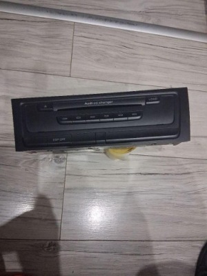 Чейнджер дисков cd audi a4 b8 8t1035110c фото №1