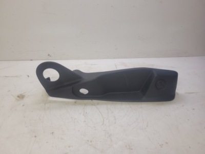 Захист заглушка сидіння права audi a4 b9 8w0881326n фото №1