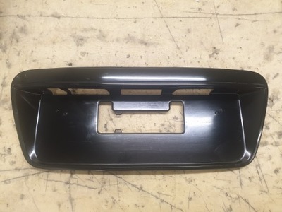 Mitsubishi lancer x подставка номерного знака накладка 5817a099 фото №1