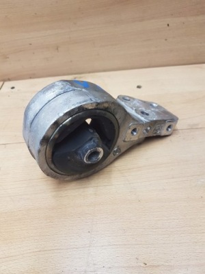 Подушка кронштейн коробки volvo v40 lift 2.0t фото №1