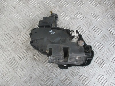 ЗАМОК ПРАВАЯ ПЕРЕД VOLVO V50 04-08R 30699459