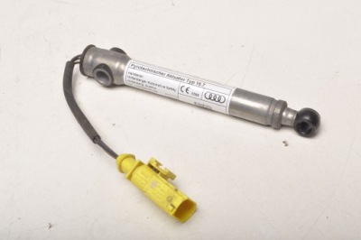 Audi a3 8v патрон капот 8v0823823f фото №1