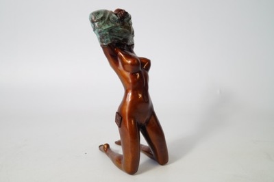 Rozbierająca się kobieta figura z brązu rzeźba