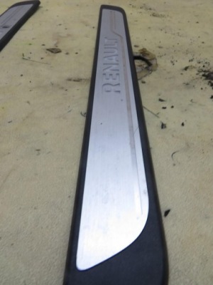 Молдинг накладка ліва megane iv 8201577970 фото №1