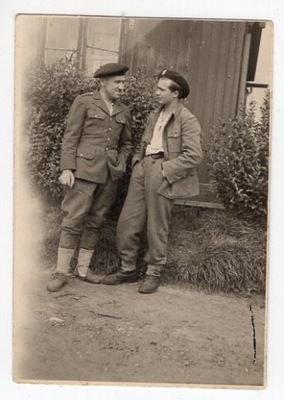 Żołnierze dywizji gen. Maczka przed P.O.W. w Wittbek. A